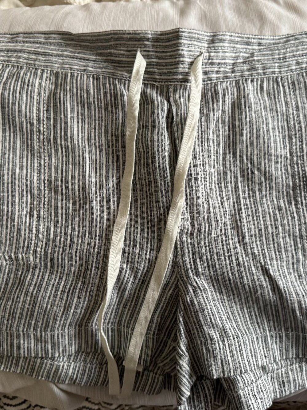 NWT Caslon Nordstrom - linen short - black and ivory seaside stripe - Sz LP